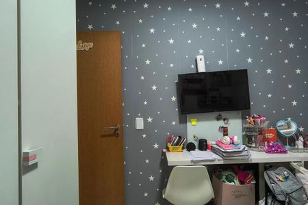 Apartamento à venda com 150m², 5 quartos e 2 vagas Apartamento à venda com 150m², 5 quartos e 2 vagasQuarto com decoração infantil, com estrelas no papel de parede e uma televisão montada na parede.
