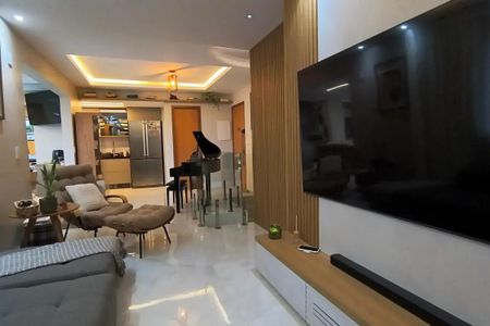 Apartamento à venda com 150m², 5 quartos e 2 vagas Apartamento à venda com 150m², 5 quartos e 2 vagasSala de estar com sofá, mesa e cadeira, piano e TV na parede, iluminação adequada e acabamento de piso branco.