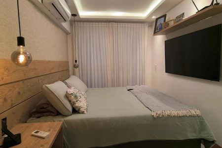 Apartamento à venda com 150m², 5 quartos e 2 vagas Apartamento à venda com 150m², 5 quartos e 2 vagasQuarto simples com cama de casal, TV e ar condicionado, iluminado por lâmpadas de design.