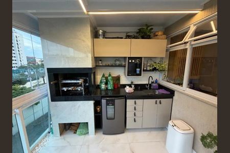Apartamento à venda com 150m², 5 quartos e 2 vagas Apartamento à venda com 150m², 5 quartos e 2 vagasCozinha com geladeira, fog. O, churrasqueira e pia, com vista para a cidade.