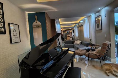 Piano e sala de estar com sofá e cadeiras, com um cão no chão. de apartamento à venda com 5 quartos, 150m² em Recreio dos Bandeirantes, Rio de Janeiro