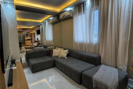 Apartamento à venda com 150m², 5 quartos e 2 vagas Apartamento à venda com 150m², 5 quartos e 2 vagasSala de estar com sofá, mesas e televisão, iluminada por luzes de parede e teto.