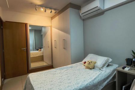 Apartamento à venda com 150m², 5 quartos e 2 vagas Apartamento à venda com 150m², 5 quartos e 2 vagasQuarto simples com cama de solteiro, armário e espelho, iluminado por lâmpadas de LED.