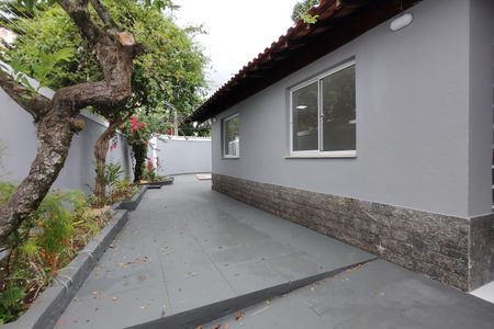 Casa de condomínio à venda com 173m², 3 quartos e 1 vaga Casa de condomínio à venda com 173m², 3 quartos e 1 vagaFachada