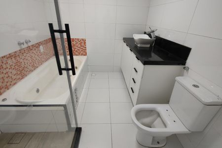 Casa de condomínio à venda com 173m², 3 quartos e 1 vaga Casa de condomínio à venda com 173m², 3 quartos e 1 vagaBanheiro da Suíte