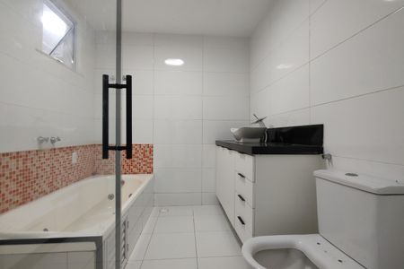 Casa de condomínio à venda com 173m², 3 quartos e 1 vaga Casa de condomínio à venda com 173m², 3 quartos e 1 vagaBanheiro da Suíte