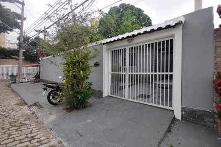 Casa de condomínio à venda com 173m², 3 quartos e 1 vaga Casa de condomínio à venda com 173m², 3 quartos e 1 vagaFachada