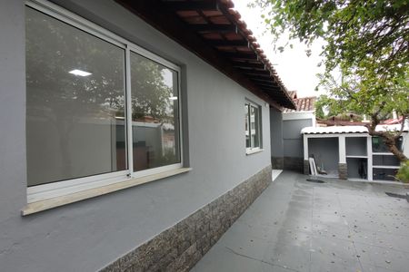 Casa de condomínio à venda com 173m², 3 quartos e 1 vaga Casa de condomínio à venda com 173m², 3 quartos e 1 vagaFachada