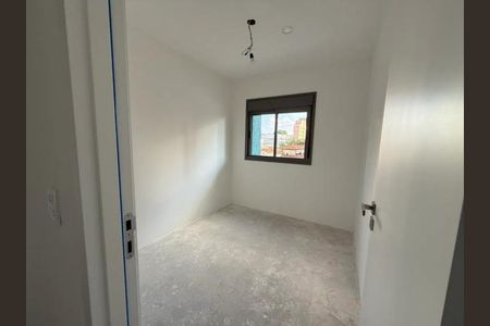 Apartamento à venda com 63m², 2 quartos e 1 vaga Apartamento à venda com 63m², 2 quartos e 1 vagaQuarto com porta de vidro e piso de concreto, com iluminação natural e sem móveis.