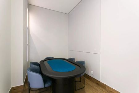 Apartamento à venda com 63m², 2 quartos e 1 vaga Apartamento à venda com 63m², 2 quartos e 1 vagaTabela de poker em uma sala de estar com paredes brancas e piso de madeira.