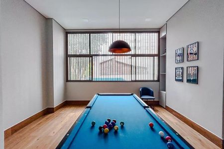 Apartamento à venda com 63m², 2 quartos e 1 vaga Apartamento à venda com 63m², 2 quartos e 1 vagaSala de jogos com mesa de bilhar e quadro de fotos na parede.