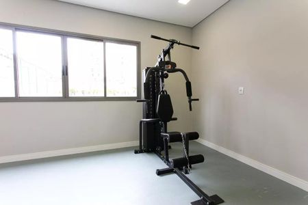 Apartamento à venda com 63m², 2 quartos e 1 vaga Apartamento à venda com 63m², 2 quartos e 1 vagaGinásio com equipamento de treino e janelas grandes, iluminado por luz natural.