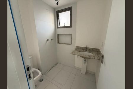 Apartamento à venda com 63m², 2 quartos e 1 vaga Apartamento à venda com 63m², 2 quartos e 1 vagaBanheiro com pia e vaso sanitário, com janela e iluminação natural.