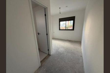 Apartamento à venda com 63m², 2 quartos e 1 vaga Apartamento à venda com 63m², 2 quartos e 1 vagaParede branca e porta de cor branca, com vista para a rua e edifício ao fundo.