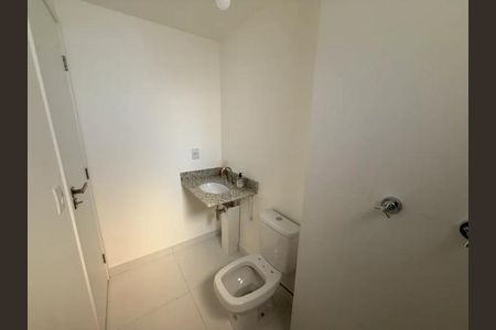Apartamento à venda com 63m², 2 quartos e 1 vaga Apartamento à venda com 63m², 2 quartos e 1 vagaBanheiro com pia e vaso sanitário, com iluminação adequada e acabamento em granito.