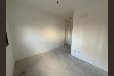 Apartamento à venda com 63m², 2 quartos e 1 vaga Apartamento à venda com 63m², 2 quartos e 1 vagaSala com paredes brancas e piso de concreto, sem móveis ou decoração.