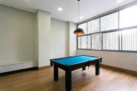 Apartamento à venda com 63m², 2 quartos e 1 vaga Apartamento à venda com 63m², 2 quartos e 1 vagaTabela de bilhar em sala com iluminação adequada e piso de madeira.