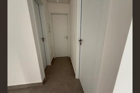 Apartamento à venda com 63m², 2 quartos e 1 vaga Apartamento à venda com 63m², 2 quartos e 1 vagaCorredor com portas brancas e carpete marrom escuro.