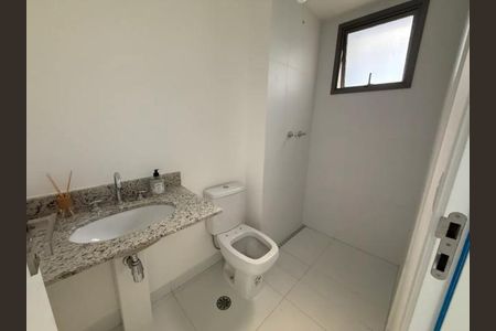 Apartamento à venda com 63m², 2 quartos e 1 vaga Apartamento à venda com 63m², 2 quartos e 1 vagaBanheiro com pia e vaso sanitário, com uma janela pequena e iluminação boa.