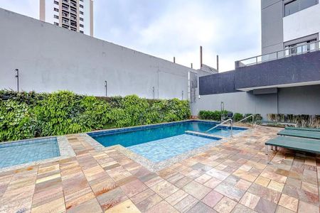 Apartamento à venda com 63m², 2 quartos e 1 vaga Apartamento à venda com 63m², 2 quartos e 1 vagaPiscina com chafariz e área de descanso ao redor, cercada por um muro de concreto e uma parede de plantas.