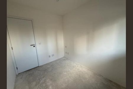 Apartamento à venda com 63m², 2 quartos e 1 vaga Apartamento à venda com 63m², 2 quartos e 1 vagaPorta de entrada com iluminação natural e piso de concreto.
