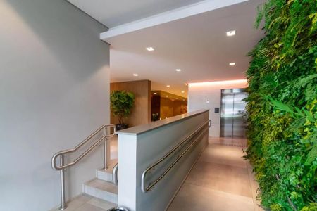 Apartamento à venda com 170m², 6 quartos e 2 vagas Apartamento à venda com 170m², 6 quartos e 2 vagasPared de plantas em um corredor de apartamento.