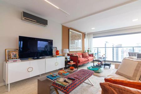 Apartamento à venda com 170m², 6 quartos e 2 vagas Apartamento à venda com 170m², 6 quartos e 2 vagasSala de estar com sofá vermelho e televisão em uma casa moderna.