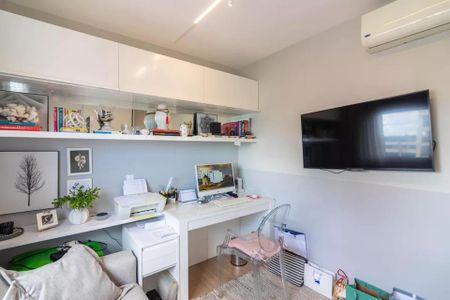 Apartamento à venda com 170m², 6 quartos e 2 vagas Apartamento à venda com 170m², 6 quartos e 2 vagasEscritório com mesa e cadeira, impressora e papel, TV e ar condicionado.