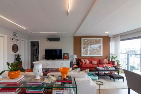 Apartamento à venda com 170m², 6 quartos e 2 vagas Apartamento à venda com 170m², 6 quartos e 2 vagasSala de estar com sofá e mesa de centro, com vista para a cidade.