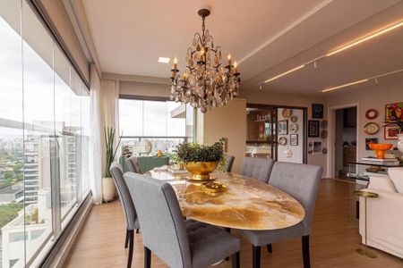 Apartamento à venda com 170m², 6 quartos e 2 vagas Apartamento à venda com 170m², 6 quartos e 2 vagasSala de jantar com mesa oval e chandelier, vista para a cidade.