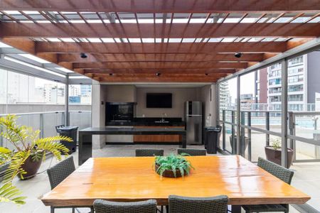 Apartamento à venda com 170m², 6 quartos e 2 vagas Apartamento à venda com 170m², 6 quartos e 2 vagasVaranda com mesa de madeira e vista para a cidade.