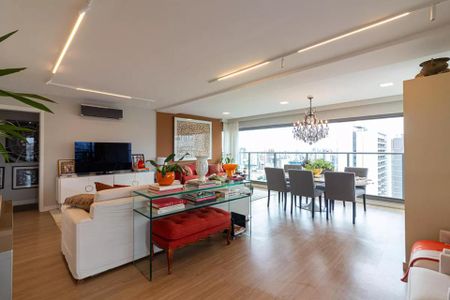Apartamento à venda com 170m², 6 quartos e 2 vagas Apartamento à venda com 170m², 6 quartos e 2 vagasSala de estar com sofá branco, mesa de vidro e chandelier, com vista para a cidade.