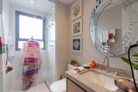 Apartamento à venda com 170m², 6 quartos e 2 vagas Apartamento à venda com 170m², 6 quartos e 2 vagasBanheiro com chuveiro e pia, com decoração de Natal, com uma janela e um espelho redondo.