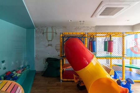 Apartamento à venda com 170m², 6 quartos e 2 vagas Apartamento à venda com 170m², 6 quartos e 2 vagasPiscina com escada e balançoires em um ambiente de lazer.
