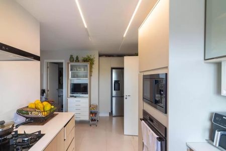 Apartamento à venda com 170m², 6 quartos e 2 vagas Apartamento à venda com 170m², 6 quartos e 2 vagasCozinha com móveis brancos, iluminação moderna e equipamentos de cozinha modernos.