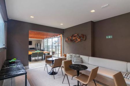 Apartamento à venda com 170m², 6 quartos e 2 vagas Apartamento à venda com 170m², 6 quartos e 2 vagasSala de estar com sofá, mesas e cadeiras, com vista para a cidade.