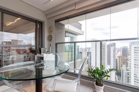 Apartamento à venda com 170m², 6 quartos e 2 vagas Apartamento à venda com 170m², 6 quartos e 2 vagasVaranda com vista para a cidade, com mesa e cadeiras de plástico e plantas.