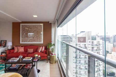 Apartamento à venda com 170m², 6 quartos e 2 vagas Apartamento à venda com 170m², 6 quartos e 2 vagasSala de estar com vista para a cidade, com móveis em tons de vermelho e dourado.