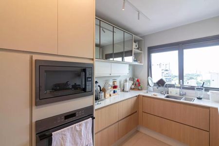 Apartamento à venda com 170m², 6 quartos e 2 vagas Apartamento à venda com 170m², 6 quartos e 2 vagasCozinha moderna com móveis de madeira e iluminação natural.