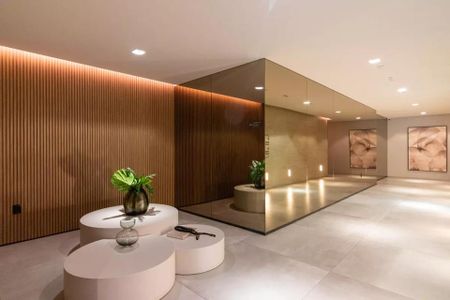 Apartamento à venda com 170m², 6 quartos e 2 vagas Apartamento à venda com 170m², 6 quartos e 2 vagasParedes de madeira e mesas brancas em um ambiente moderno e elegante.