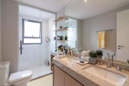 Apartamento à venda com 170m², 6 quartos e 2 vagas Apartamento à venda com 170m², 6 quartos e 2 vagasBanheiro com piso de porcelanato, pia de granito e espelho grande.
