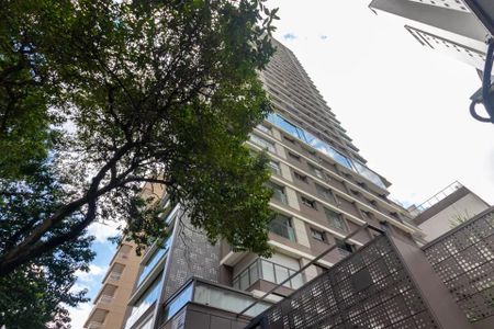 Apartamento à venda com 170m², 6 quartos e 2 vagas Apartamento à venda com 170m², 6 quartos e 2 vagasEdifício residencial com fachada moderna e janelas grandes, em um ambiente urbano.