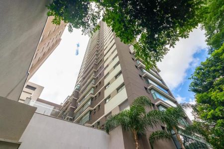 Apartamento à venda com 170m², 6 quartos e 2 vagas Apartamento à venda com 170m², 6 quartos e 2 vagasEdifício residencial com vista para a cidade, com jardim e área externa.