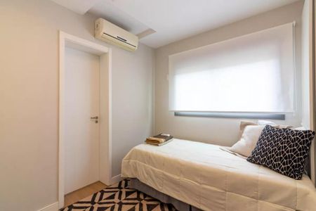 Apartamento à venda com 170m², 6 quartos e 2 vagas Apartamento à venda com 170m², 6 quartos e 2 vagasQuarto simples com cama de solteiro e ar condicionado, iluminado por uma janela grande.