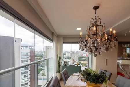 Apartamento à venda com 170m², 6 quartos e 2 vagas Apartamento à venda com 170m², 6 quartos e 2 vagasSala de jantar com vista para a cidade, iluminada por uma lâmpada de cristal e com uma mesa de madeira e cadeiras de couro.