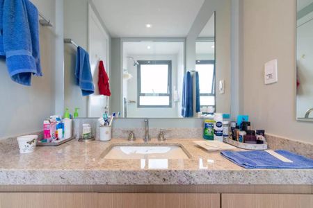 Apartamento à venda com 170m², 6 quartos e 2 vagas Apartamento à venda com 170m², 6 quartos e 2 vagasVidro de janela com cortina azul e toalha vermelha na parede, com uma vista para o exterior.