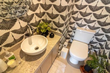 Apartamento à venda com 170m², 6 quartos e 2 vagas Apartamento à venda com 170m², 6 quartos e 2 vagasBanheiro com piso de porcelanato, vaso sanitário e lavatório branco, e papel higiênico em cima do vaso.