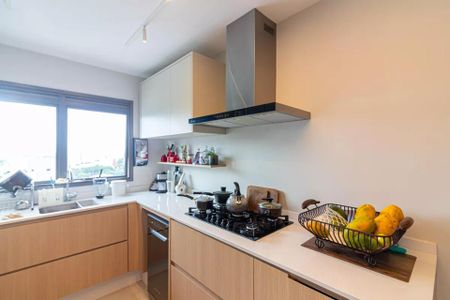 Apartamento à venda com 170m², 6 quartos e 2 vagas Apartamento à venda com 170m², 6 quartos e 2 vagasCozinha com móveis de madeira e pia de porcelana, com vista para a cidade.