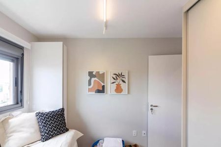 Apartamento à venda com 170m², 6 quartos e 2 vagas Apartamento à venda com 170m², 6 quartos e 2 vagasCama simples com travesseiro e cortina de janela, com pintura de parede branca e quadros de arte na parede.