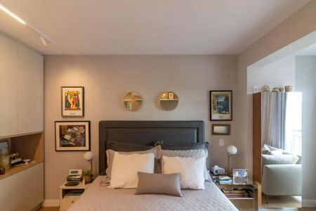 Apartamento à venda com 170m², 6 quartos e 2 vagas Apartamento à venda com 170m², 6 quartos e 2 vagasCama com colchão e travesseiros, com pinturas na parede e uma mesa de cabeceira.